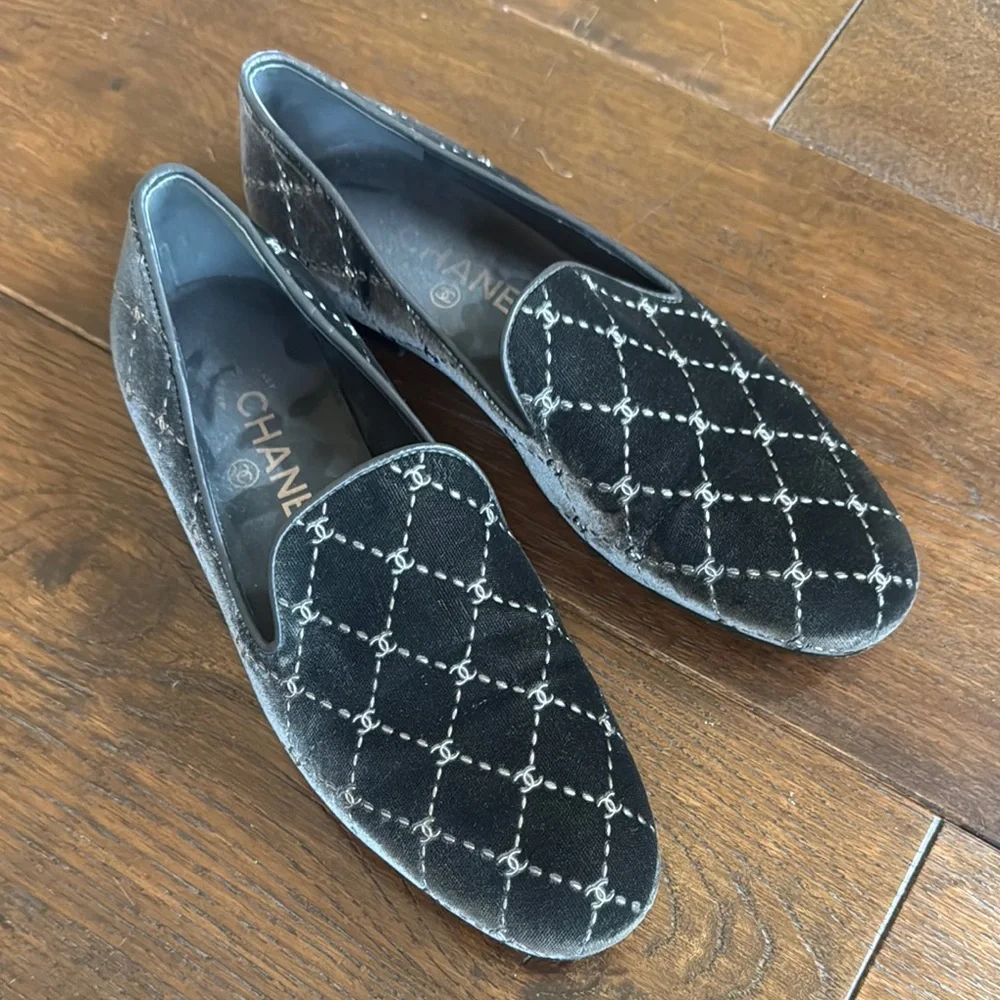 CHANEL - Women’s Grey Velvet Quilted CC Logo Loafers Slippers - Size: 37.5